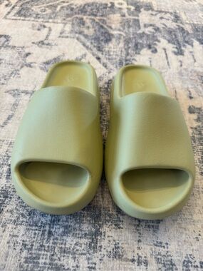 Adidas Yeezy Slide “Resin Green” sz8m/9.5w